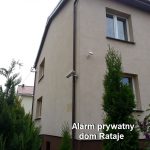 Zewnętrzna kamera na ścianie budynku jednorodzinnego